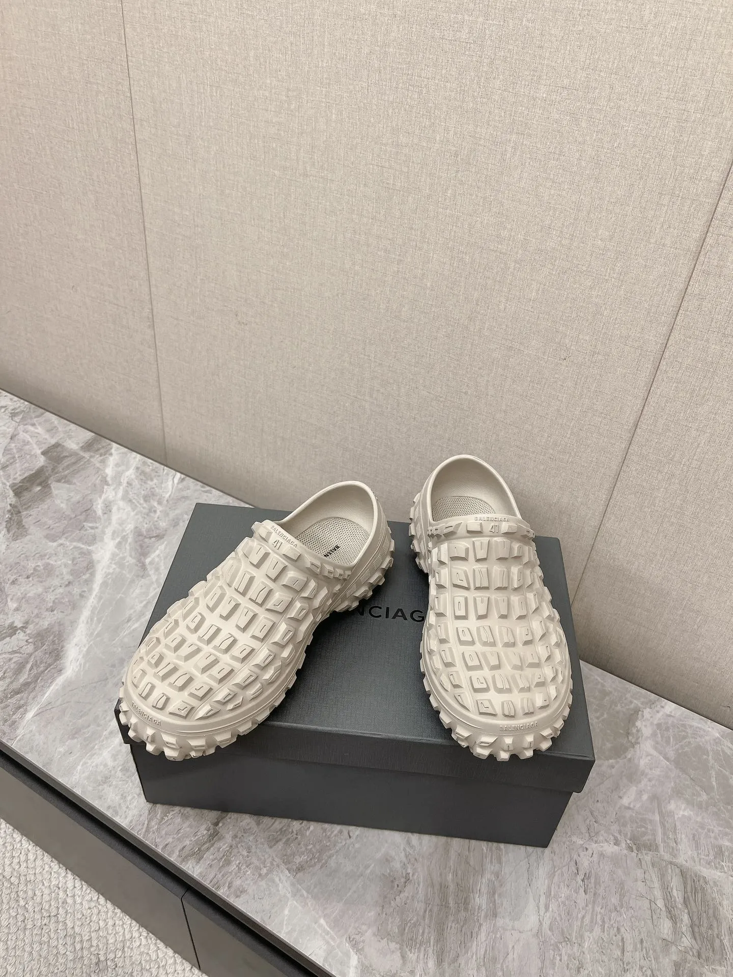 BOUNCER CLOG IN BEIGE RUBBER