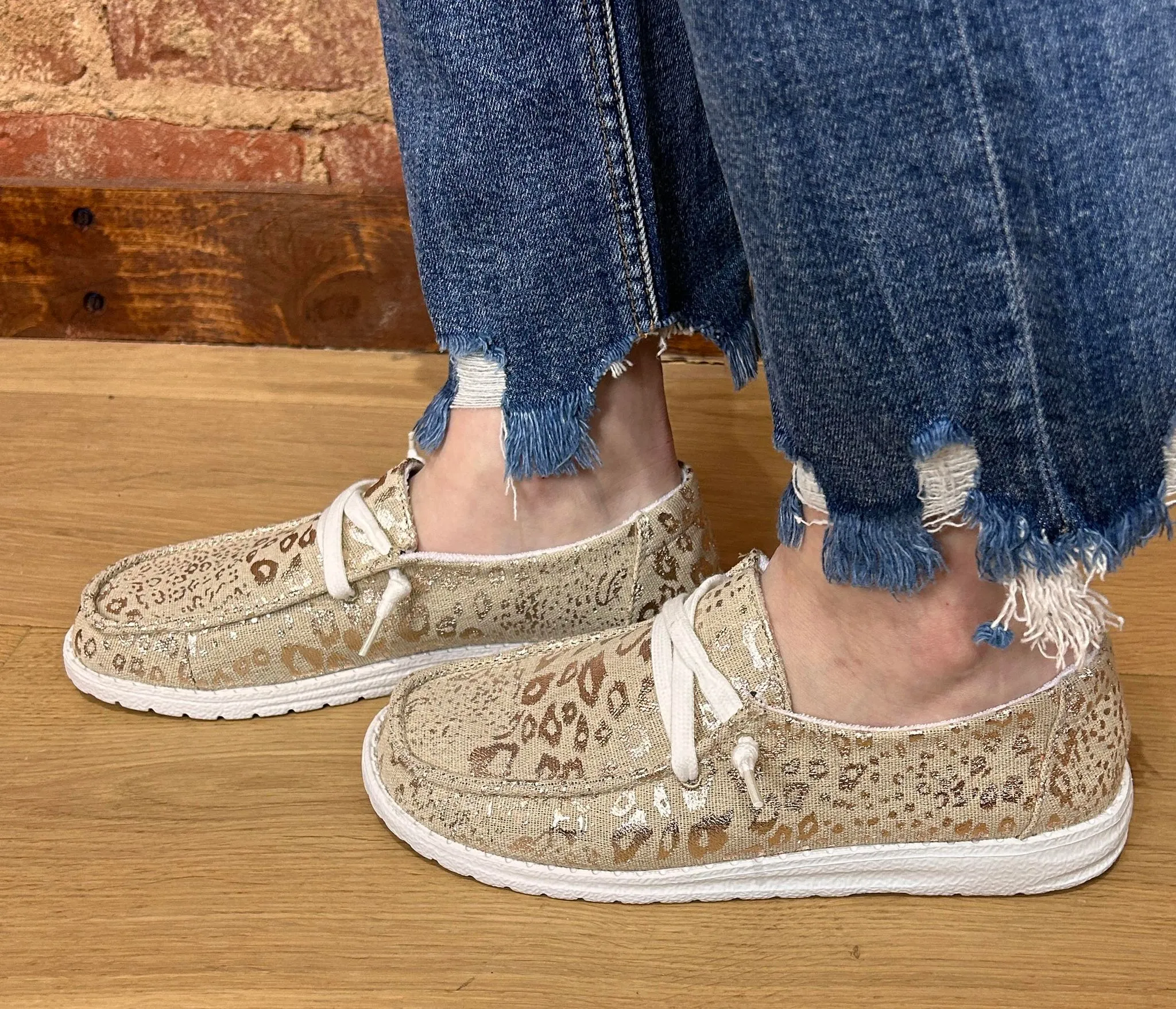 SHOW STOPPER SLIP ON SNEAKER